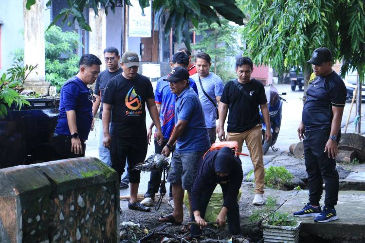 Libur, ASN dan PKK Gotong Royong Bersihkan Selokan