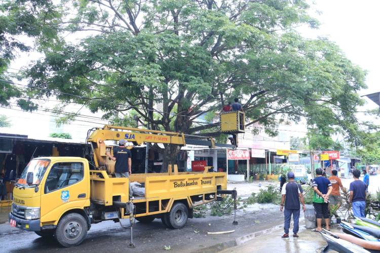 Libur, ASN dan PKK Gotong Royong Bersihkan Selokan