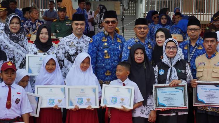 Tahun Ajaran Baru, Siswa Baru SD dan SMP di Bulukumba Terima Baju Seragam Gratis