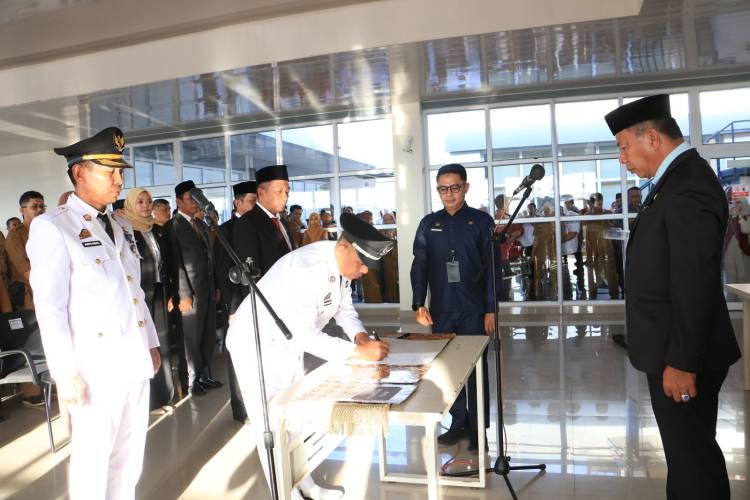 Lantik Pejabat, Bupati Andi Utta Minta Pejabat Tunjukkan Kinerja Terbaik