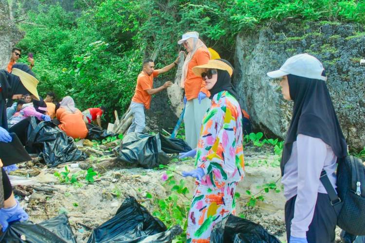 Liburan dan G2B2 Ala TP-PKK dan Dekranasda Bulukumba di Pantai Tanjung Bira