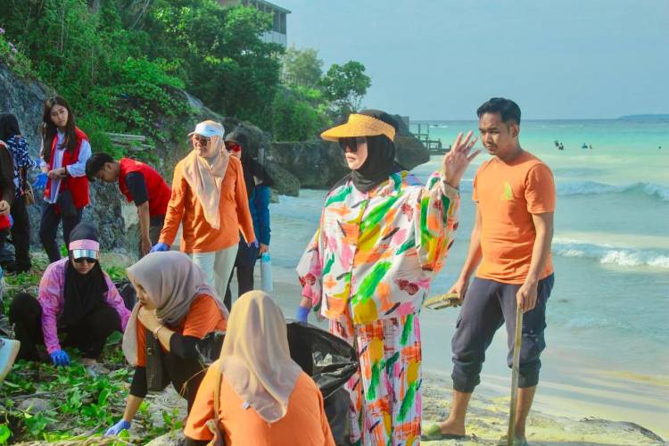 Liburan dan G2B2 Ala TP-PKK dan Dekranasda Bulukumba di Pantai Tanjung Bira