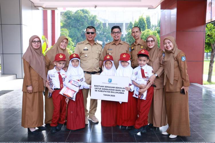 Tahun Ajaran Baru, Siswa Bulukumba Dapat Seragam Gratis