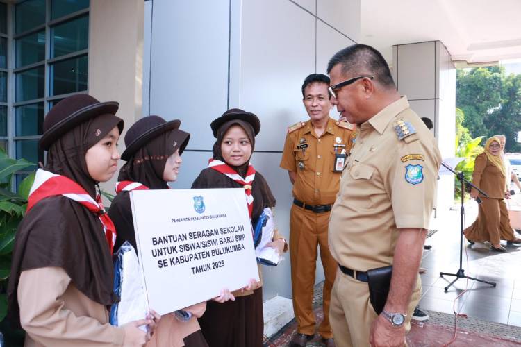 Tahun Ajaran Baru, Siswa Bulukumba Dapat Seragam Gratis