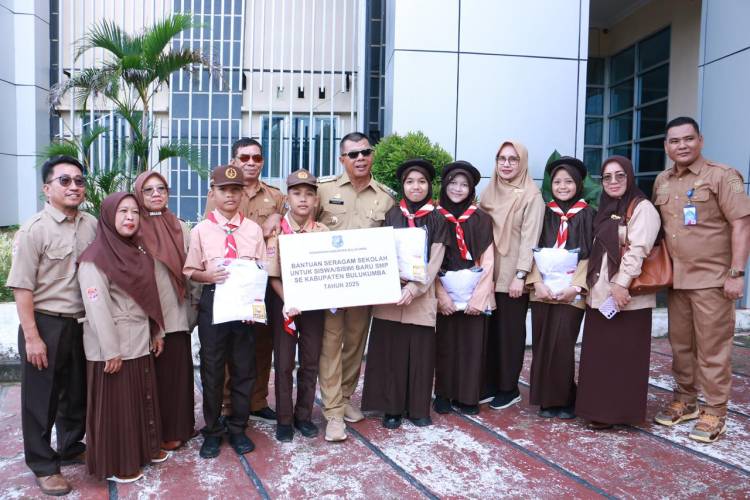 Tahun Ajaran Baru, Siswa Bulukumba Dapat Seragam Gratis