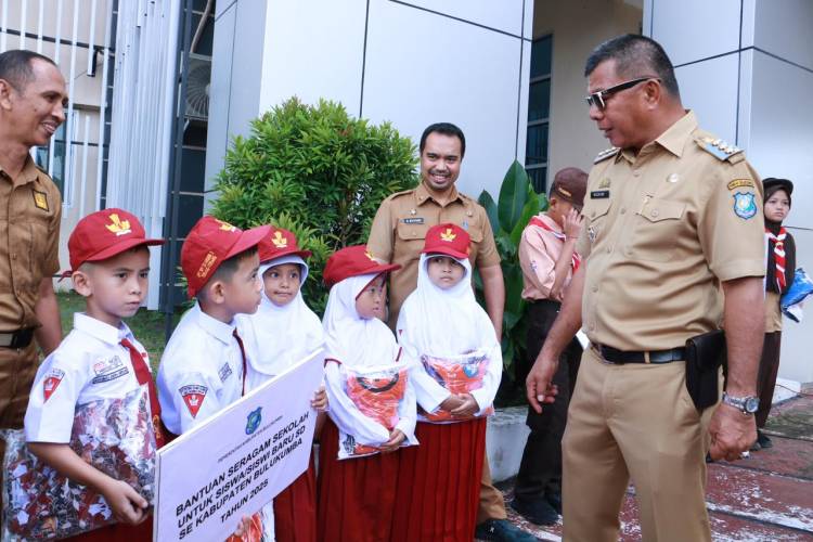 Tahun Ajaran Baru, Siswa Bulukumba Dapat Seragam Gratis