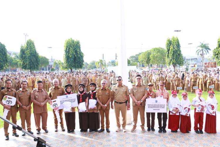Tahun Ajaran Baru, Siswa Bulukumba Dapat Seragam Gratis