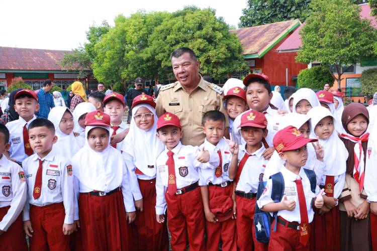 Bupati Andi Utta Tinjau Gerakan Ayah Mengantar Anak Hari Pertama Sekolah di SDN 2 Bulukumba