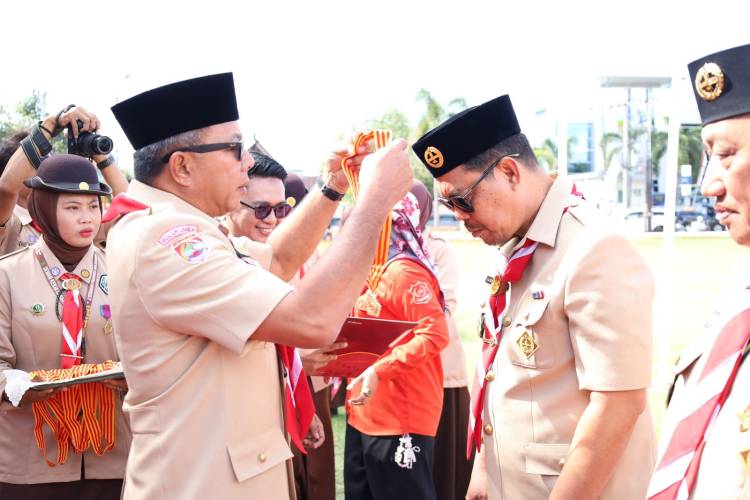 Bupati Andi Utta Pimpin Apel Besar Gerakan Pramuka, Edy Manaf Terima Lencana Melati