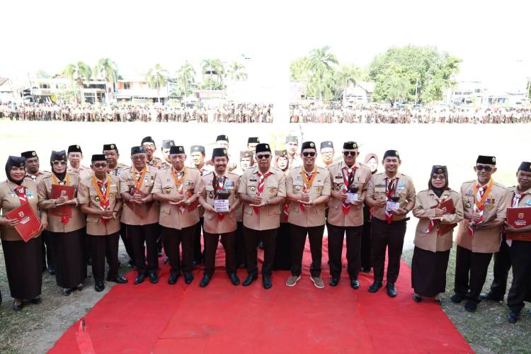 Bupati Andi Utta Pimpin Apel Besar Gerakan Pramuka, Edy Manaf Terima Lencana Melati