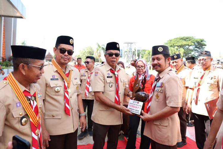 Bupati Andi Utta Pimpin Apel Besar Gerakan Pramuka, Edy Manaf Terima Lencana Melati