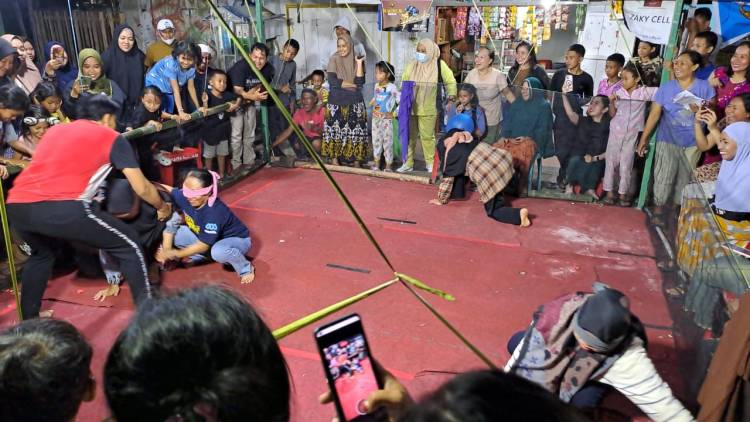 Keseruan Lomba Tangkap Bebek Tutup Semarak HUT RI ke-80 di Kampung Gadde Bulukumba