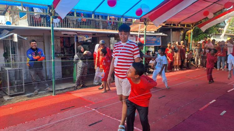 Keseruan Lomba Tangkap Bebek Tutup Semarak HUT RI ke-80 di Kampung Gadde Bulukumba