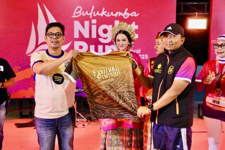 Meriah! Ratusan Peserta Ramaikan Bulukumba Night Run 2025 di Pantai Merpati