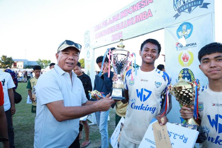 Usai Tutup Liga Pelajar Indonesia, Bupati Andi Utta Pungut Sampah di Stadion