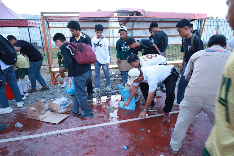 Usai Tutup Liga Pelajar Indonesia, Bupati Andi Utta Pungut Sampah di Stadion