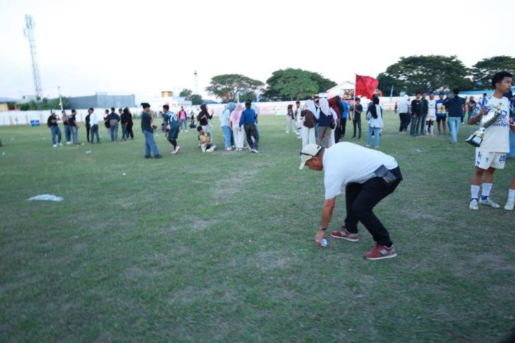 Usai Tutup Liga Pelajar Indonesia, Bupati Andi Utta Pungut Sampah di Stadion