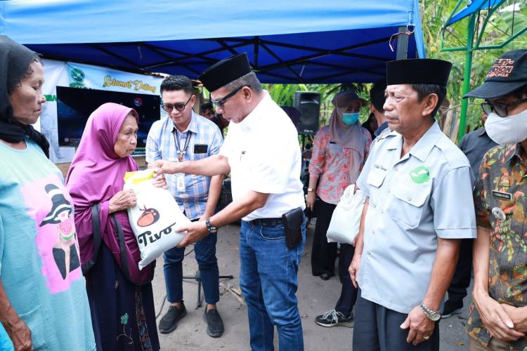 Komunitas Cinta Sedekah Bantu Rutilahu ke Ibu Becce