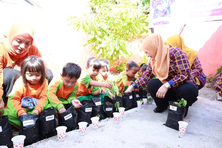 GEMOIH CILIK: Bunda PAUD Bulukumba Ajak Anak Usia Dini Cintai Lingkungan