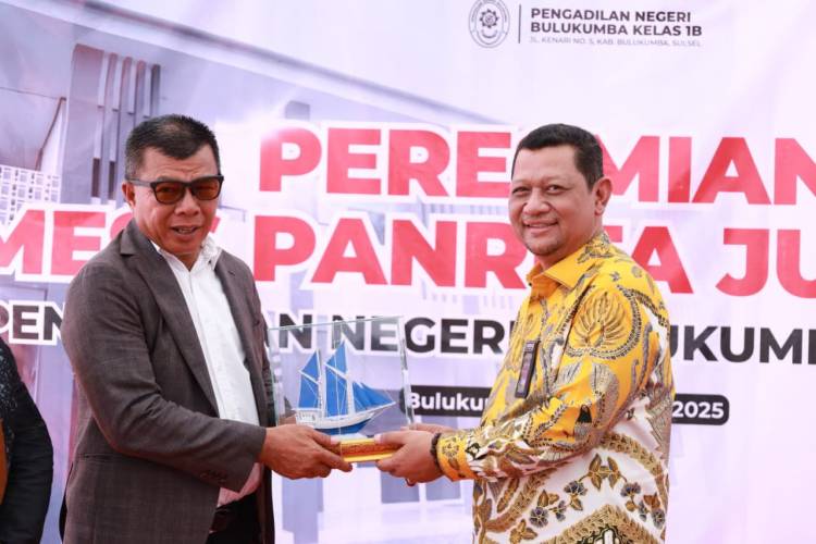 Didampingi Bupati Andi Utta, Dirjen Badilum Mahkamah Agung Resmikan Mess Panrita Justicia