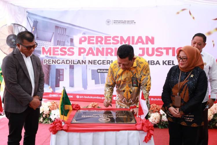 Didampingi Bupati Andi Utta, Dirjen Badilum Mahkamah Agung Resmikan Mess Panrita Justicia