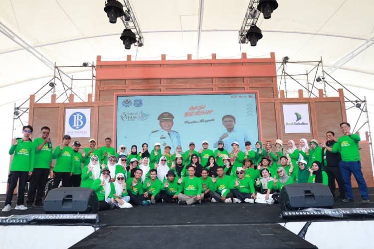 Aksi Bersih Pantai Warnai Festival Pinisi Bulukumba, 3,9 Ton Sampah Terkumpul