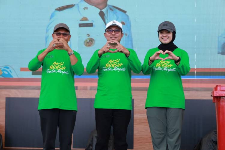 Aksi Bersih Pantai Warnai Festival Pinisi Bulukumba, 3,9 Ton Sampah Terkumpul