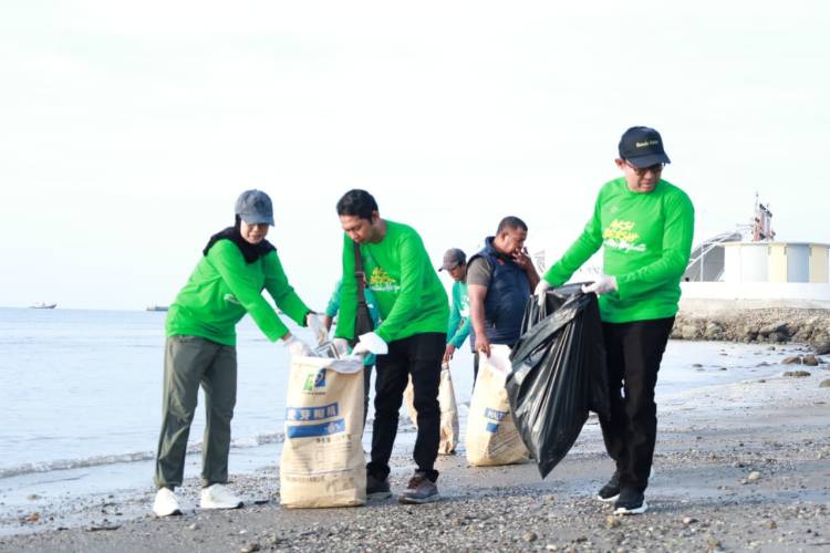 Aksi Bersih Pantai Warnai Festival Pinisi Bulukumba, 3,9 Ton Sampah Terkumpul