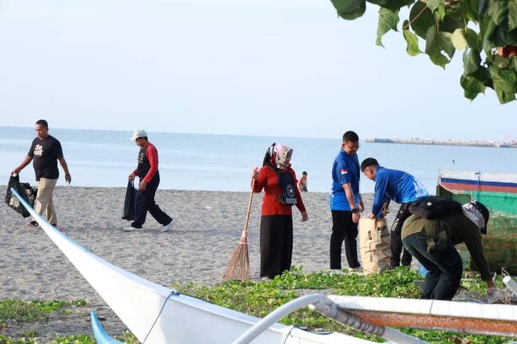Aksi Bersih Pantai Warnai Festival Pinisi Bulukumba, 3,9 Ton Sampah Terkumpul
