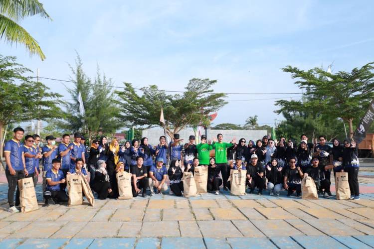Aksi Bersih Pantai Warnai Festival Pinisi Bulukumba, 3,9 Ton Sampah Terkumpul