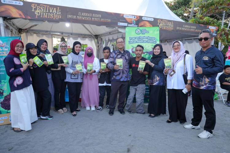 Sekretaris Menteri UMKM Nikmati Produk Lokal Bulukumba di Festival Pinisi 2025