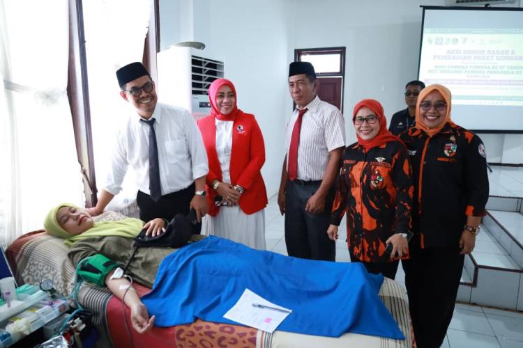Srikandi PP Bulukumba Gelar Donor Darah dan Bagi Sembako Peringati Sumpah Pemuda dan HUT ke 42