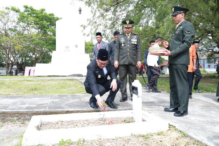 Wabup Edy Manaf Pimpin Upacara Peringatan Hari Pahlawan
