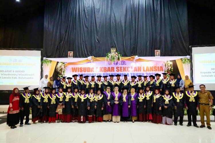 Ratusan Lansia Ikut Wisuda di Bulukumba