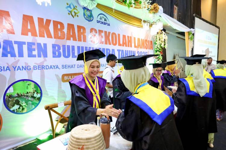 Ratusan Lansia Ikut Wisuda di Bulukumba