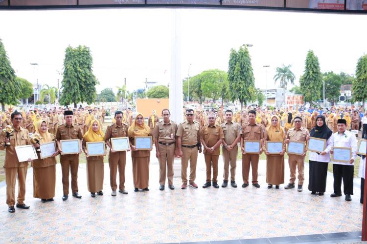 Serahkan Piala, Bupati Andi Utta Apresiasi Kepsek yang Meraih Penghargaan Adiwiyata