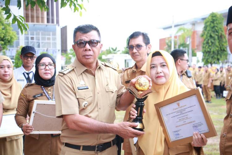 Serahkan Piala, Bupati Andi Utta Apresiasi Kepsek yang Meraih Penghargaan Adiwiyata