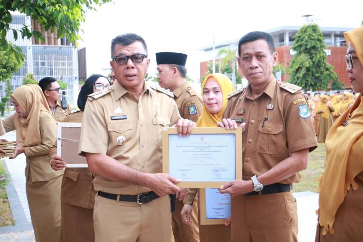 Serahkan Piala, Bupati Andi Utta Apresiasi Kepsek yang Meraih Penghargaan Adiwiyata