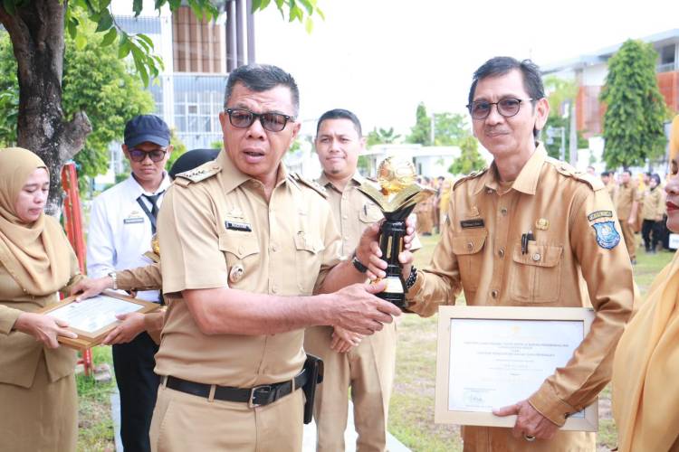 Serahkan Piala, Bupati Andi Utta Apresiasi Kepsek yang Meraih Penghargaan Adiwiyata