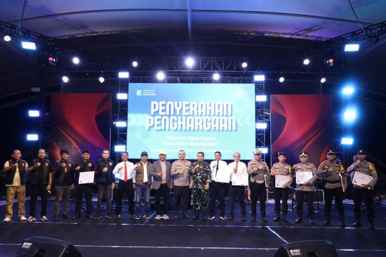 Momentum Tahun Baru, Bupati Andi Utta Serahkan 8 Penghargaan kepada Personel Polres Bulukumba