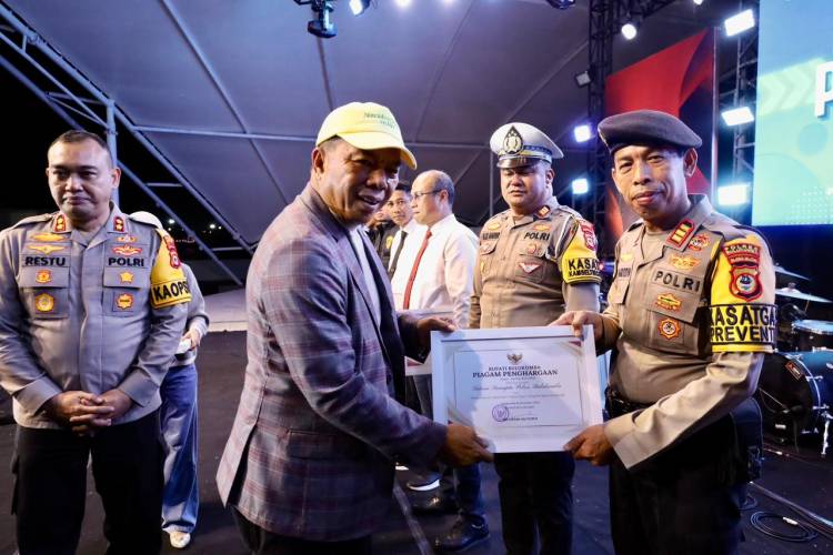 Momentum Tahun Baru, Bupati Andi Utta Serahkan 8 Penghargaan kepada Personel Polres Bulukumba