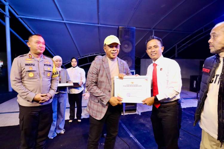 Momentum Tahun Baru, Bupati Andi Utta Serahkan 8 Penghargaan kepada Personel Polres Bulukumba