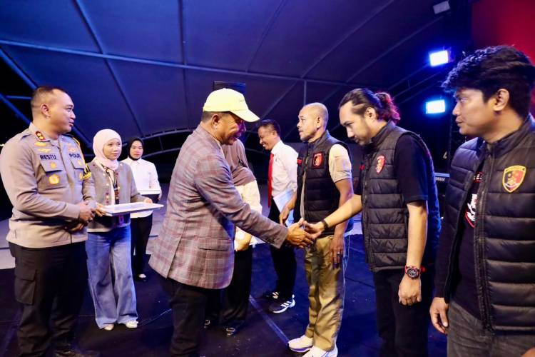Momentum Tahun Baru, Bupati Andi Utta Serahkan 8 Penghargaan kepada Personel Polres Bulukumba