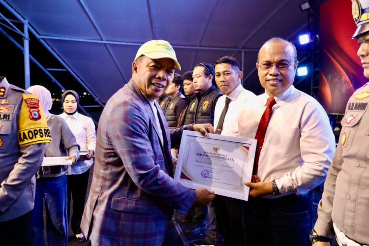 Momentum Tahun Baru, Bupati Andi Utta Serahkan 8 Penghargaan kepada Personel Polres Bulukumba