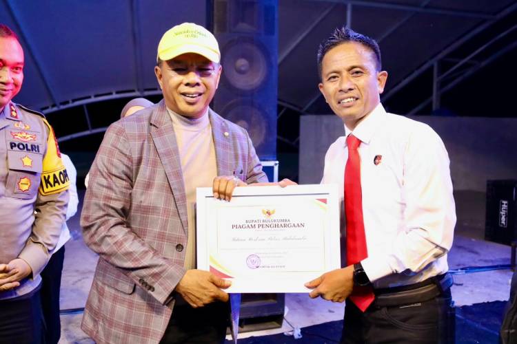 Momentum Tahun Baru, Bupati Andi Utta Serahkan 8 Penghargaan kepada Personel Polres Bulukumba