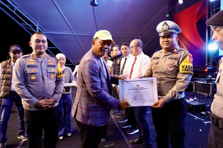 Momentum Tahun Baru, Bupati Andi Utta Serahkan 8 Penghargaan kepada Personel Polres Bulukumba