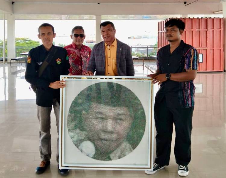 Penampakan Lukisan Benang Wajah Bupati Andi Utta, Karya Pemuda Asal Herlang