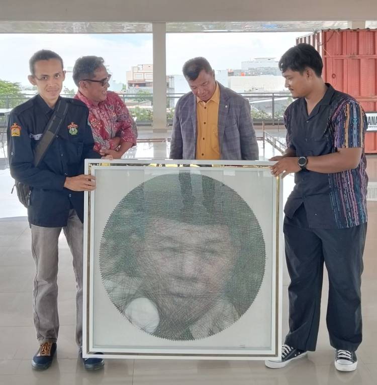 Penampakan Lukisan Benang Wajah Bupati Andi Utta, Karya Pemuda Asal Herlang