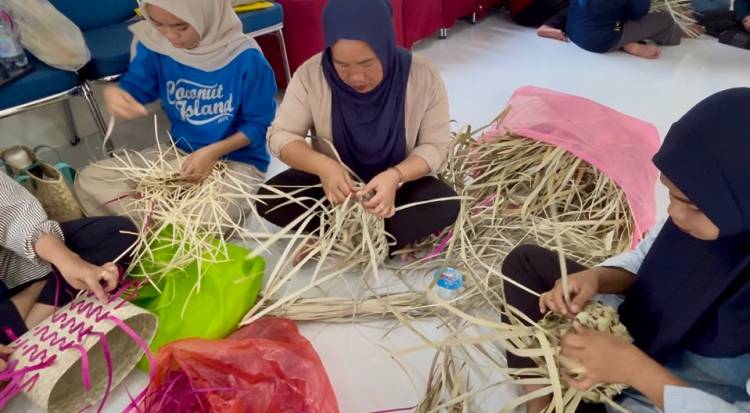 Tingkatkan Produktifitas, Pelaku UMKM Ikuti Pelatihan Anyaman Daun Lontar