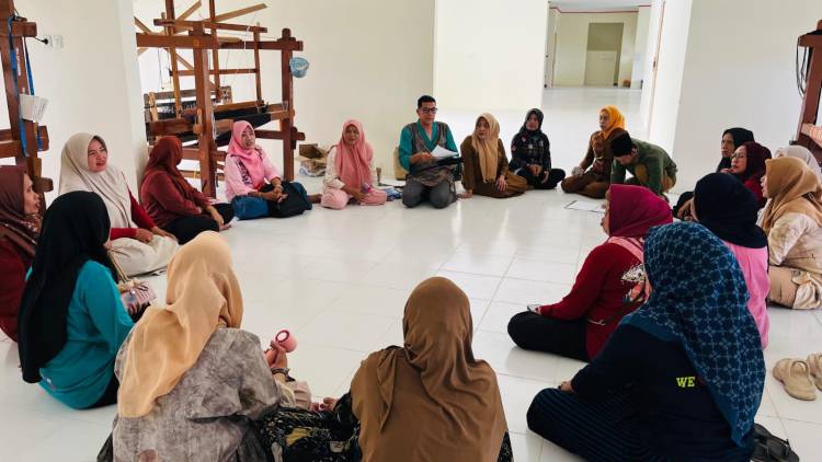 Tingkatkan Daya Saing, Pengrajin Tenun Bira Ikuti Pelatihan Desain 